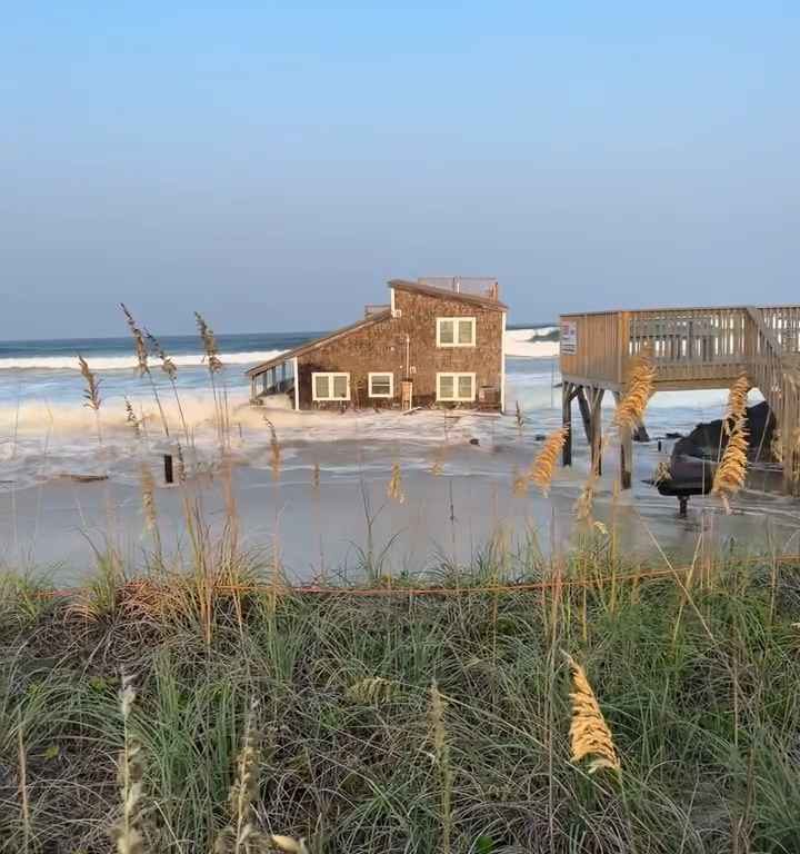 Video: Hurrikan Ernesto entwurzelt ein Haus, das im Meer schwimmt