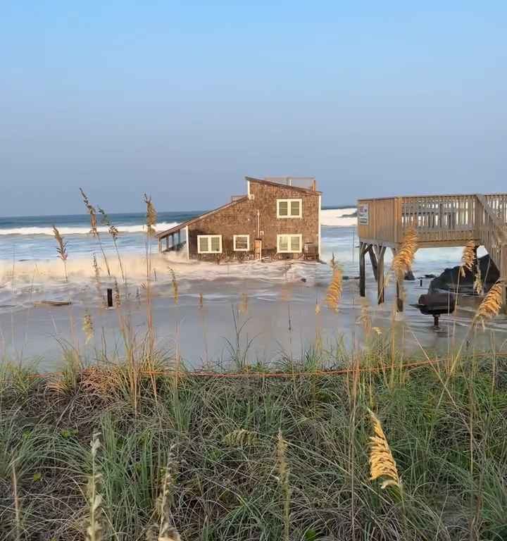 L'ouragan Ernesto déracine une maison qui flotte dans la mer (vidéo)