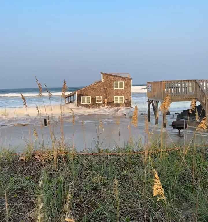 L'ouragan Ernesto déracine une maison qui flotte dans la mer (vidéo)