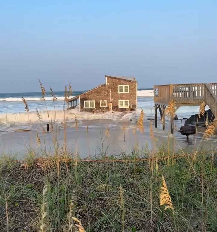 L'ouragan Ernesto déracine une maison qui flotte dans la mer (vidéo)