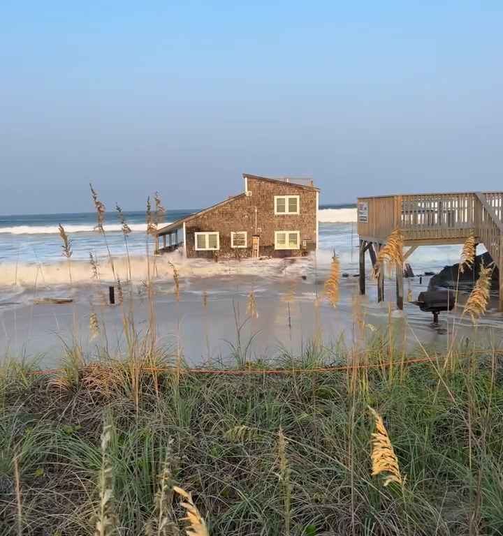 Video: Hurrikan Ernesto entwurzelt ein Haus, das im Meer schwimmt