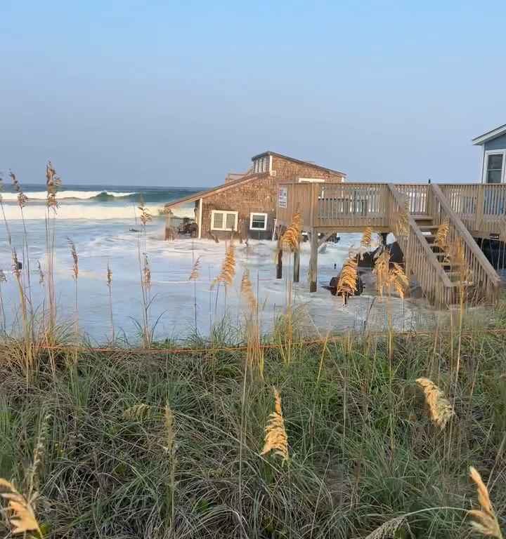 L'ouragan Ernesto déracine une maison qui flotte dans la mer (vidéo)