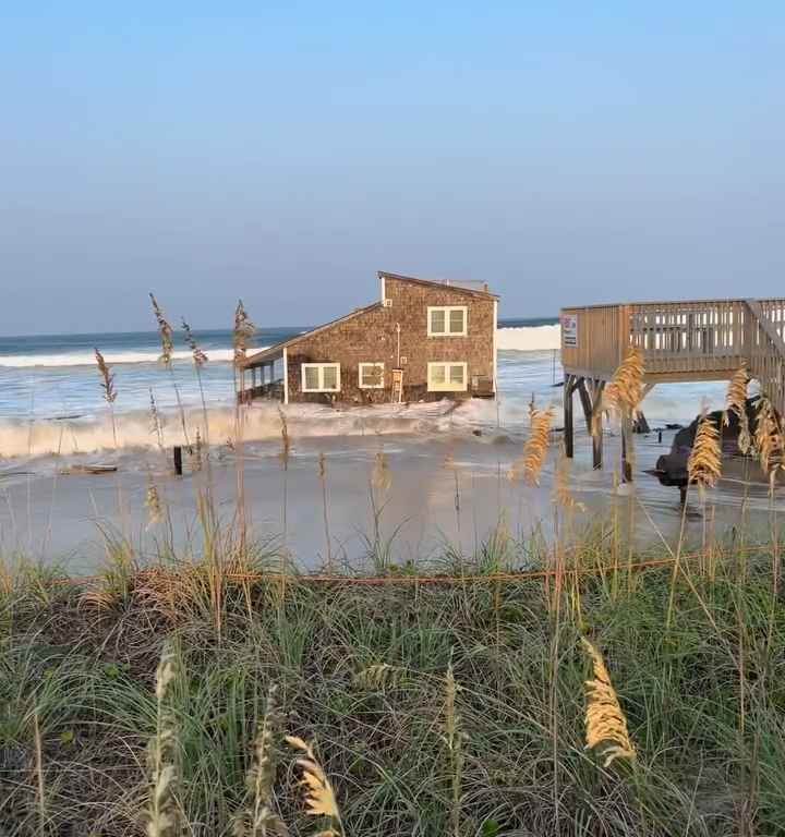 Video: Hurrikan Ernesto entwurzelt ein Haus, das im Meer schwimmt