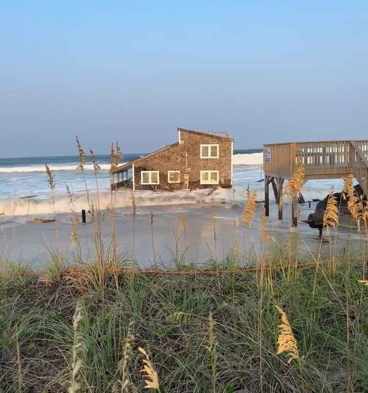 L'ouragan Ernesto déracine une maison qui flotte dans la mer (vidéo)