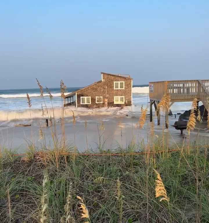 L'ouragan Ernesto déracine une maison qui flotte dans la mer (vidéo)