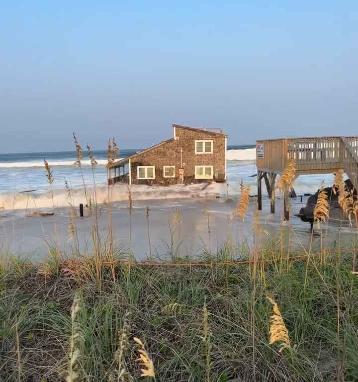 L'ouragan Ernesto déracine une maison qui flotte dans la mer (vidéo)