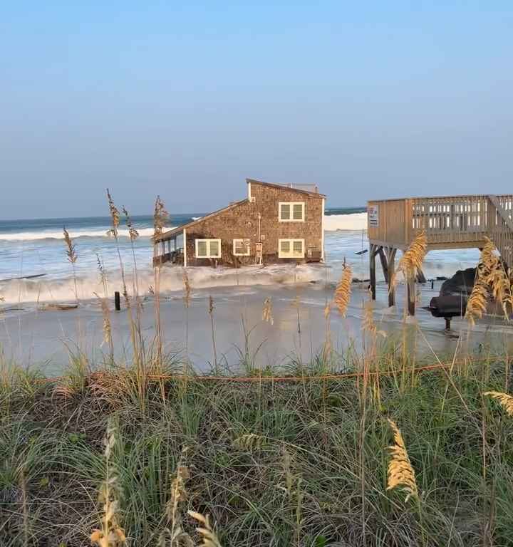 L'ouragan Ernesto déracine une maison qui flotte dans la mer (vidéo)