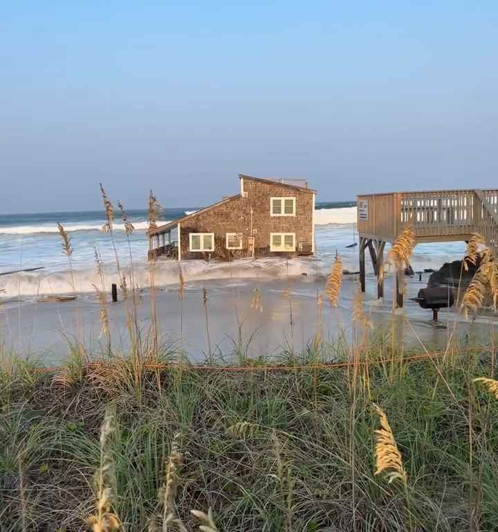 L'ouragan Ernesto déracine une maison qui flotte dans la mer (vidéo)