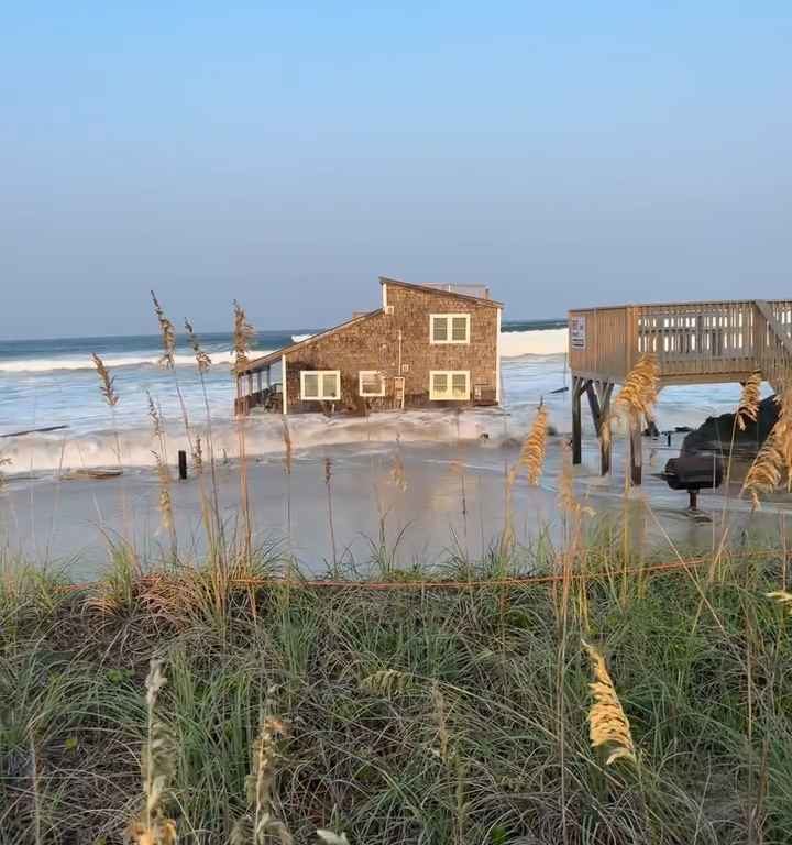 Video: Hurrikan Ernesto entwurzelt ein Haus, das im Meer schwimmt