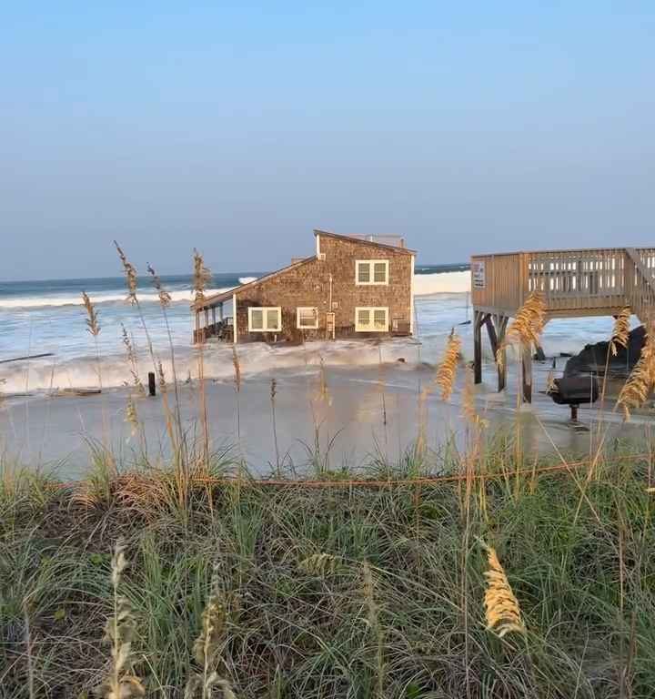 L'ouragan Ernesto déracine une maison qui flotte dans la mer (vidéo)