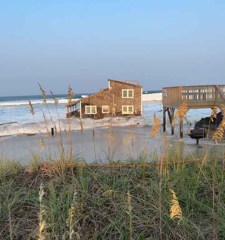 Video: Hurrikan Ernesto entwurzelt ein Haus, das im Meer schwimmt