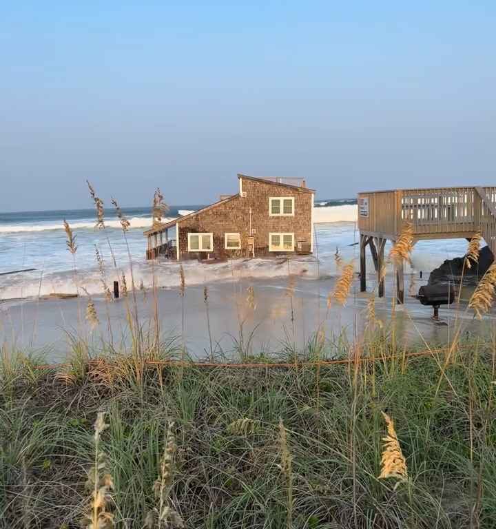 L'ouragan Ernesto déracine une maison qui flotte dans la mer (vidéo)