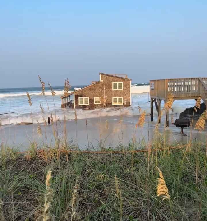 L'ouragan Ernesto déracine une maison qui flotte dans la mer (vidéo)