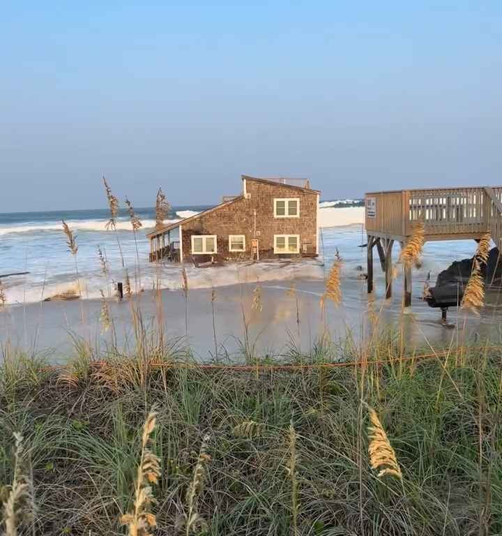 L'ouragan Ernesto déracine une maison qui flotte dans la mer (vidéo)