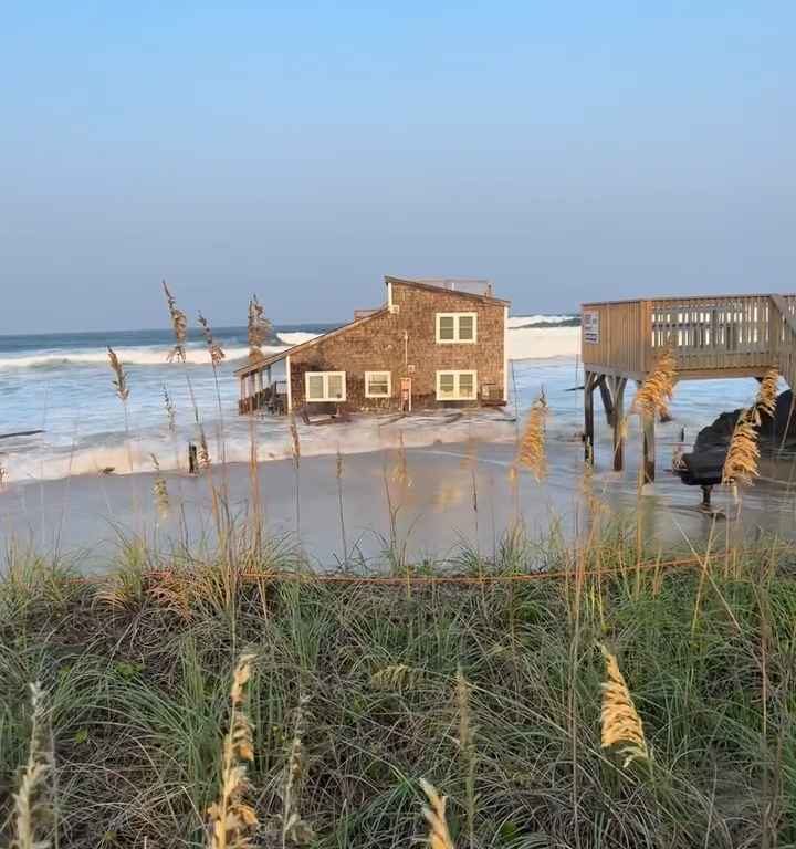 L'ouragan Ernesto déracine une maison qui flotte dans la mer (vidéo)