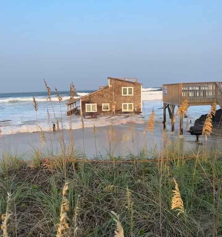 L'ouragan Ernesto déracine une maison qui flotte dans la mer (vidéo)