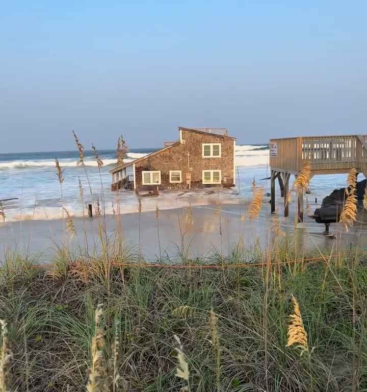 L'ouragan Ernesto déracine une maison qui flotte dans la mer (vidéo)