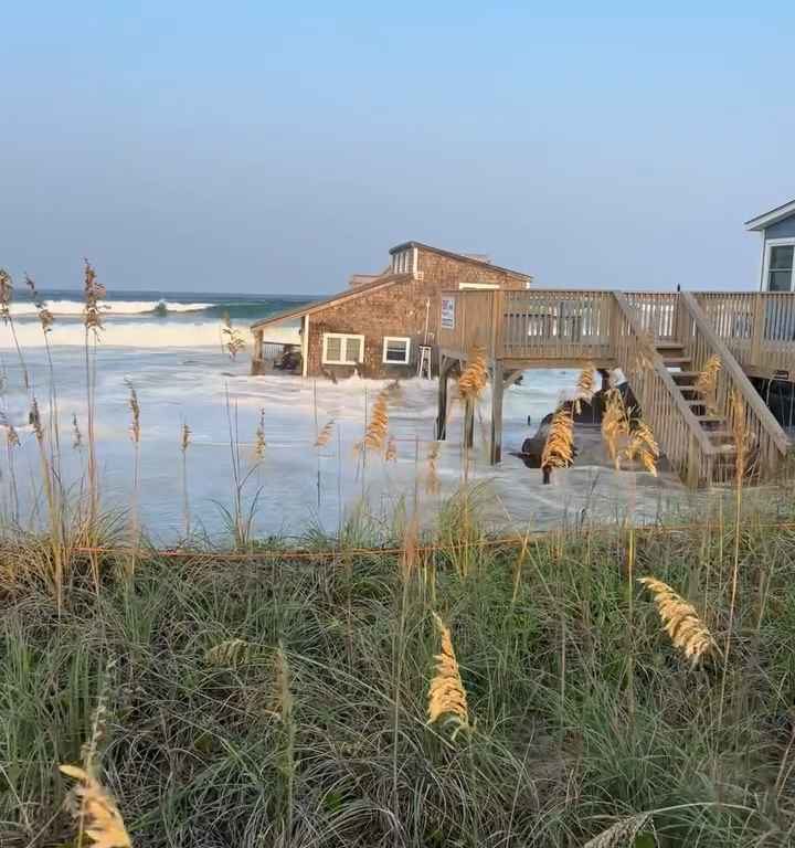 Video: Hurrikan Ernesto entwurzelt ein Haus, das im Meer schwimmt