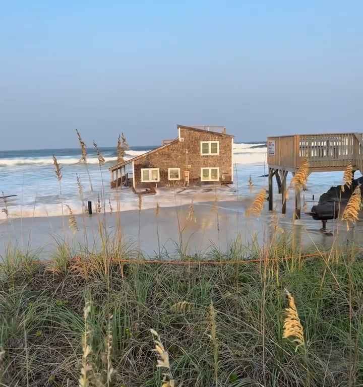 L'ouragan Ernesto déracine une maison qui flotte dans la mer (vidéo)