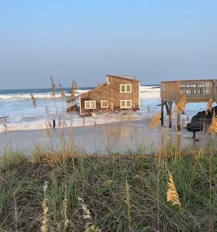 L'ouragan Ernesto déracine une maison qui flotte dans la mer (vidéo)