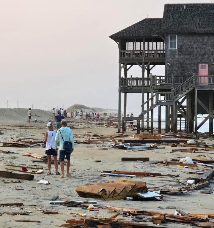 L'ouragan Ernesto déracine une maison qui flotte dans la mer (vidéo)