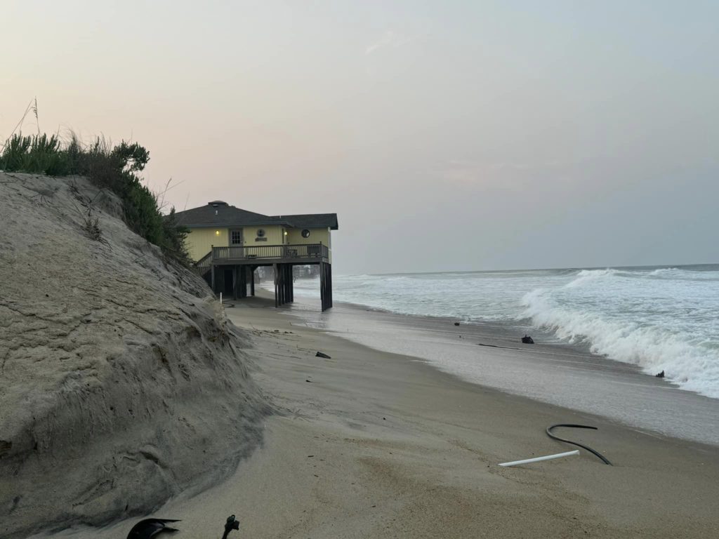 Video: Hurrikan Ernesto entwurzelt ein Haus, das im Meer schwimmt