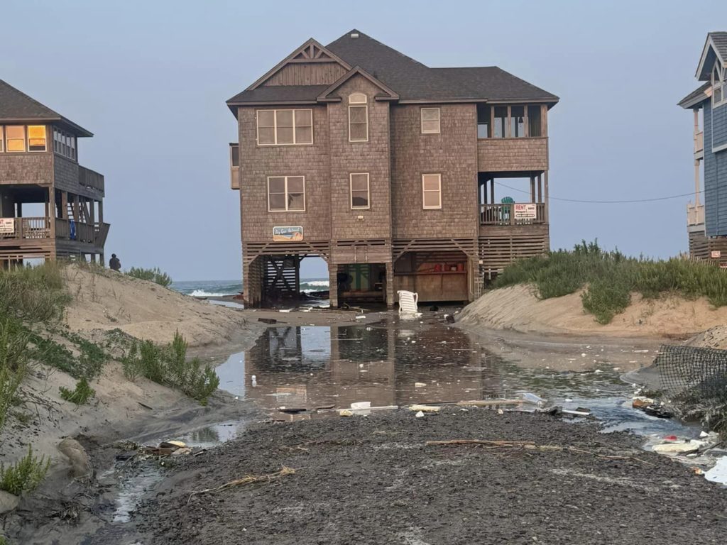 L'ouragan Ernesto déracine une maison qui flotte dans la mer (vidéo)