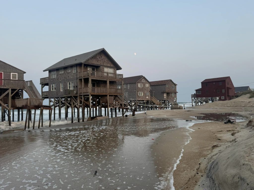 Video: Hurrikan Ernesto entwurzelt ein Haus, das im Meer schwimmt