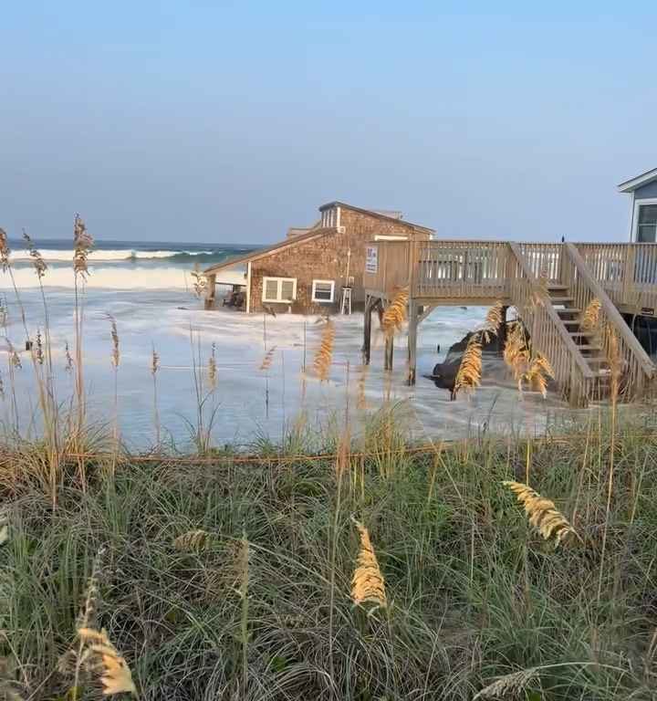 L'ouragan Ernesto déracine une maison qui flotte dans la mer (vidéo)