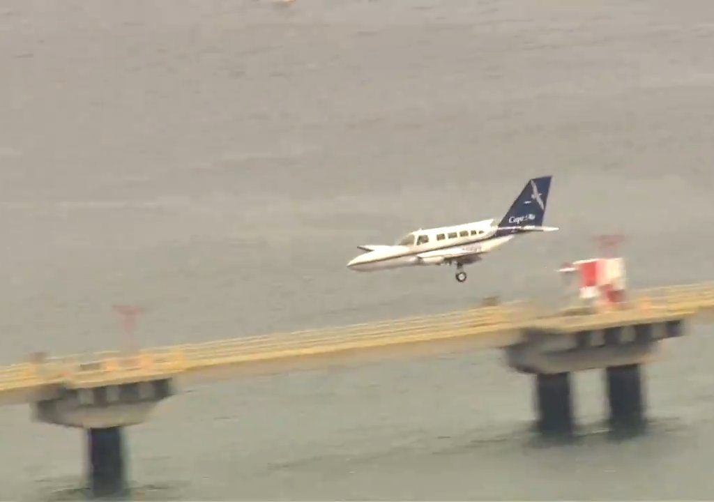 Avión aterriza sobre una sola rueda: video muestra la maniobra del héroe piloto