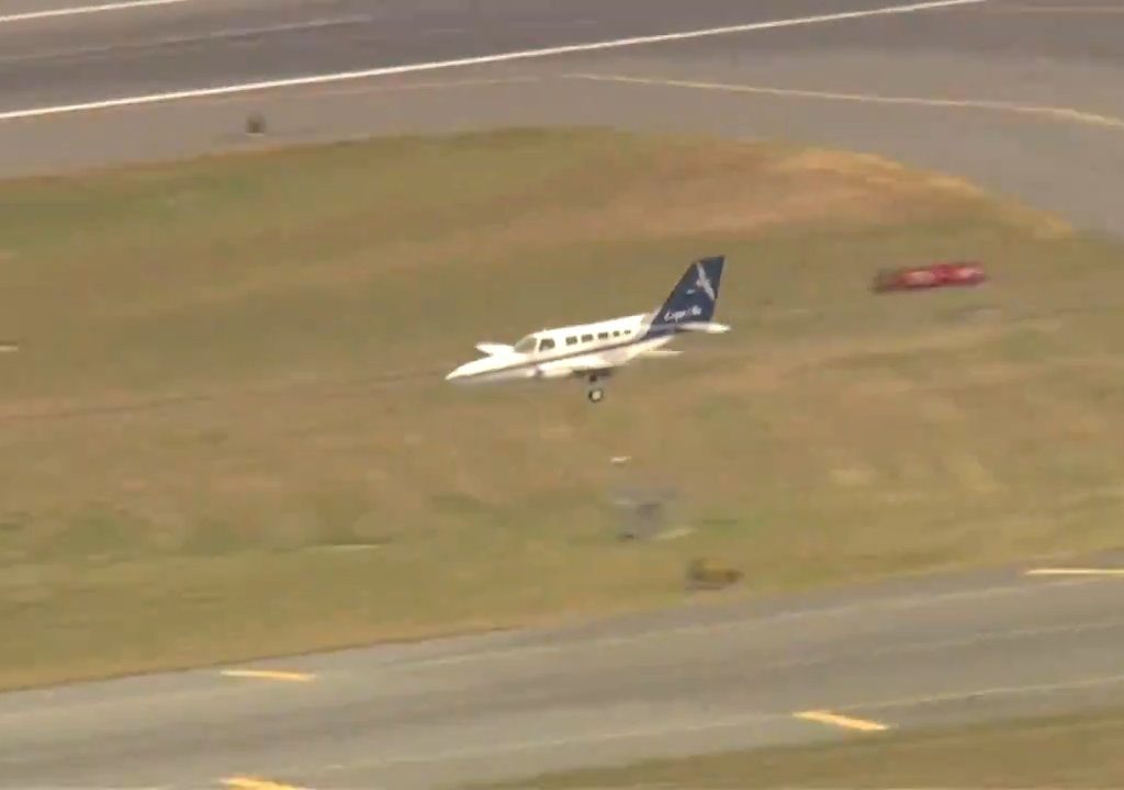 Flugzeug landet auf nur einem Rad: Video zeigt Manöver des Heldenpiloten