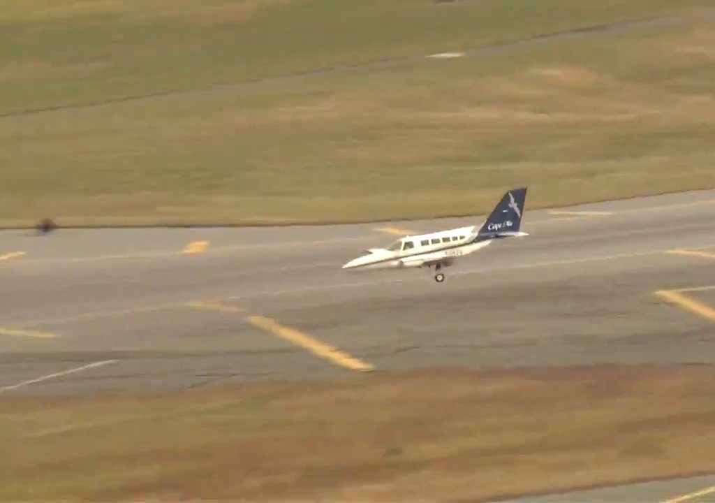 Flugzeug landet auf nur einem Rad: Video zeigt Manöver des Heldenpiloten