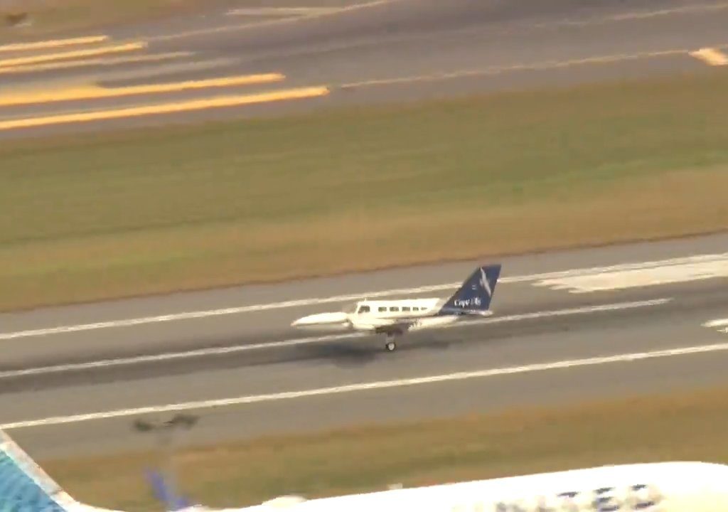 Flugzeug landet auf nur einem Rad: Video zeigt Manöver des Heldenpiloten