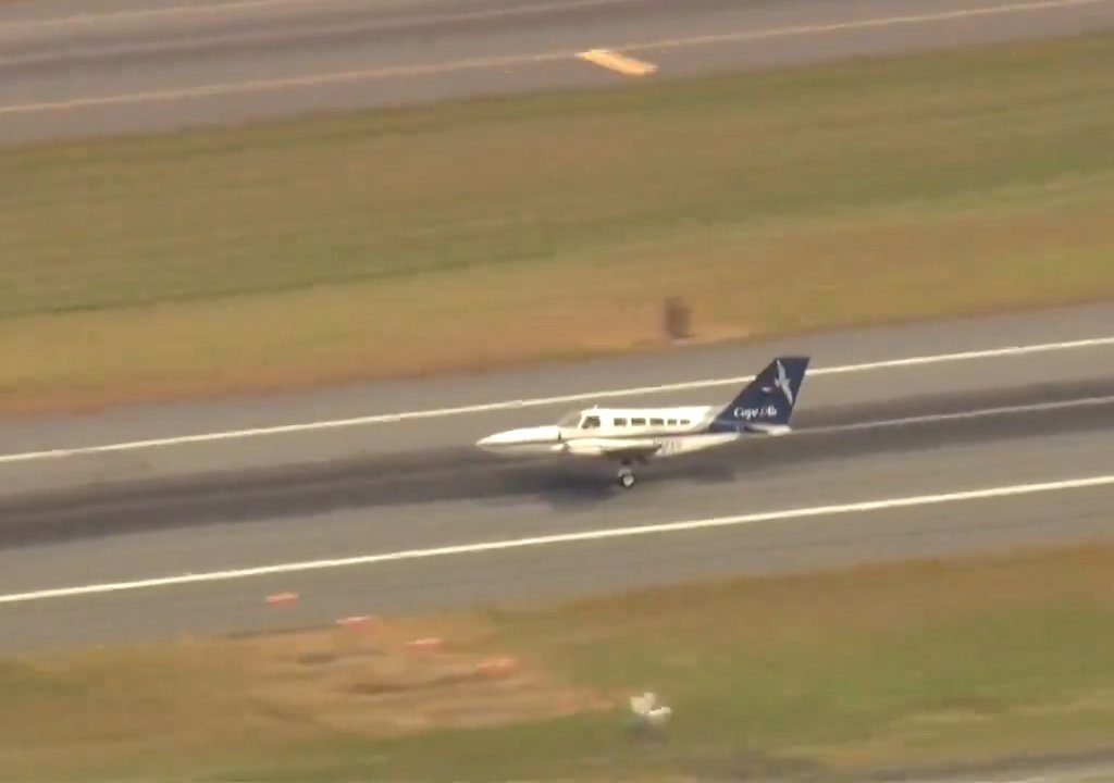 Flugzeug landet auf nur einem Rad: Video zeigt Manöver des Heldenpiloten