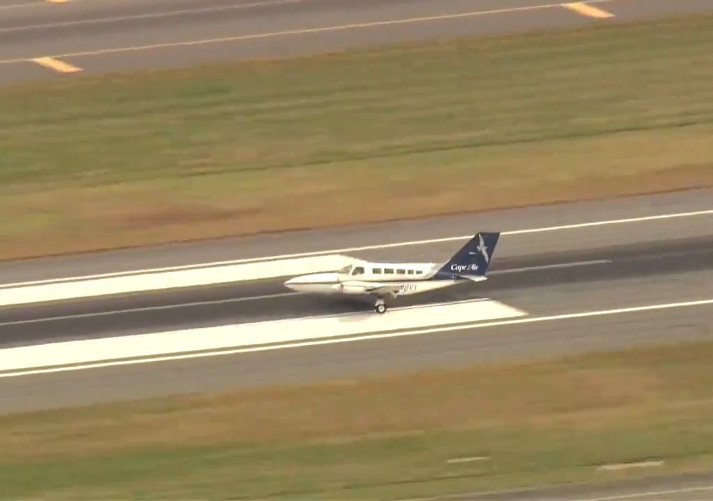 Flugzeug landet auf nur einem Rad: Video zeigt Manöver des Heldenpiloten