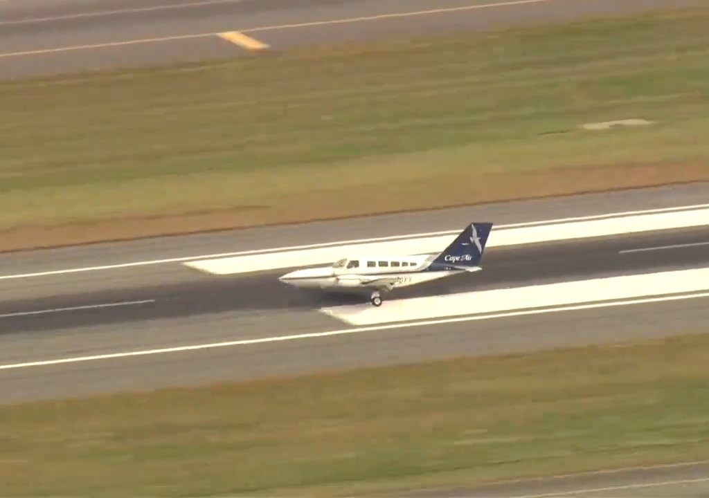 Flugzeug landet auf nur einem Rad: Video zeigt Manöver des Heldenpiloten