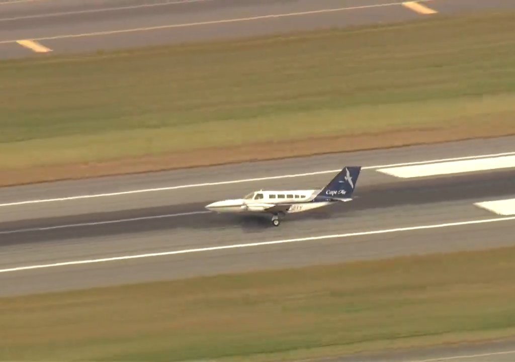 Flugzeug landet auf nur einem Rad: Video zeigt Manöver des Heldenpiloten