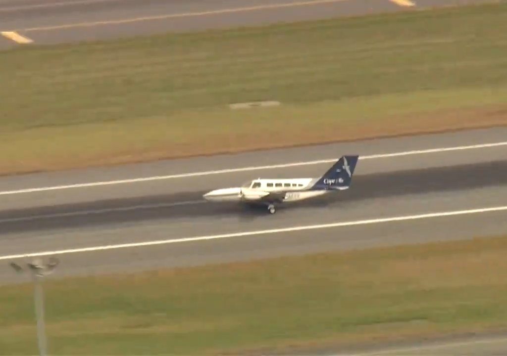 Flugzeug landet auf nur einem Rad: Video zeigt Manöver des Heldenpiloten