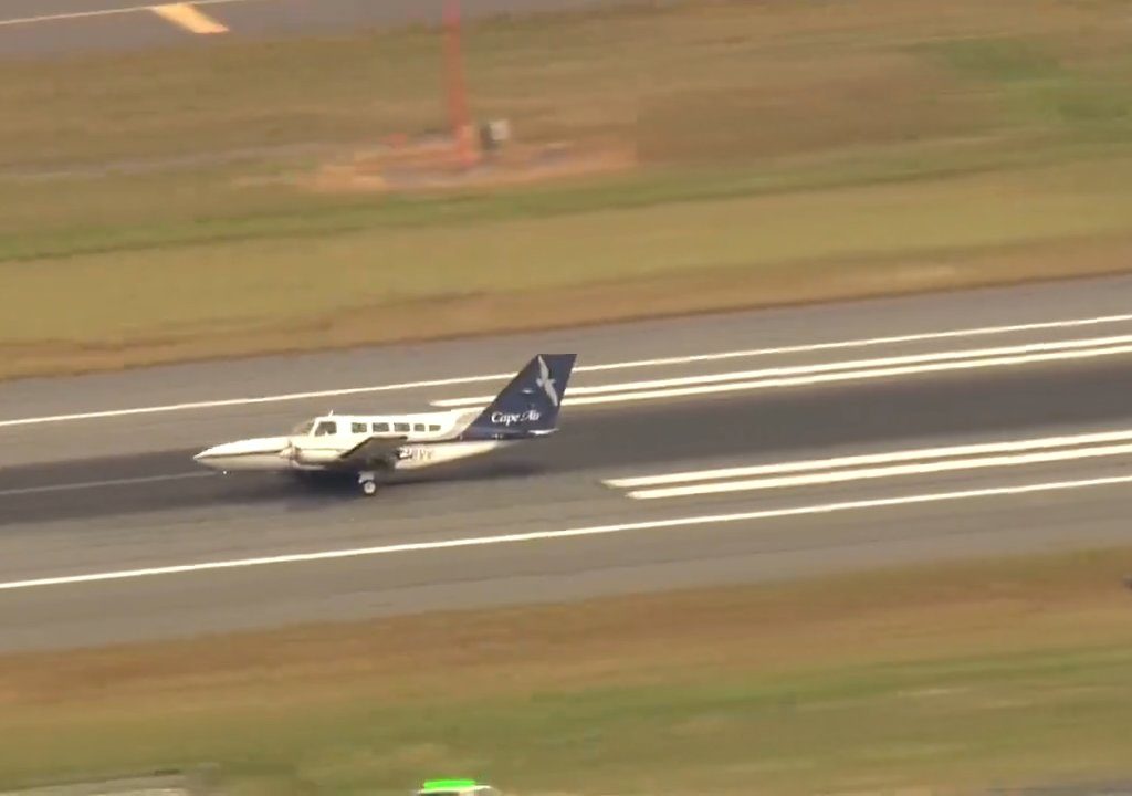 Flugzeug landet auf nur einem Rad: Video zeigt Manöver des Heldenpiloten