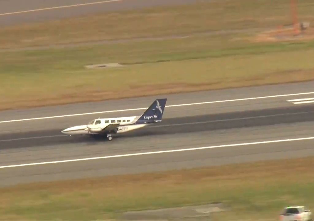 Flugzeug landet auf nur einem Rad: Video zeigt Manöver des Heldenpiloten