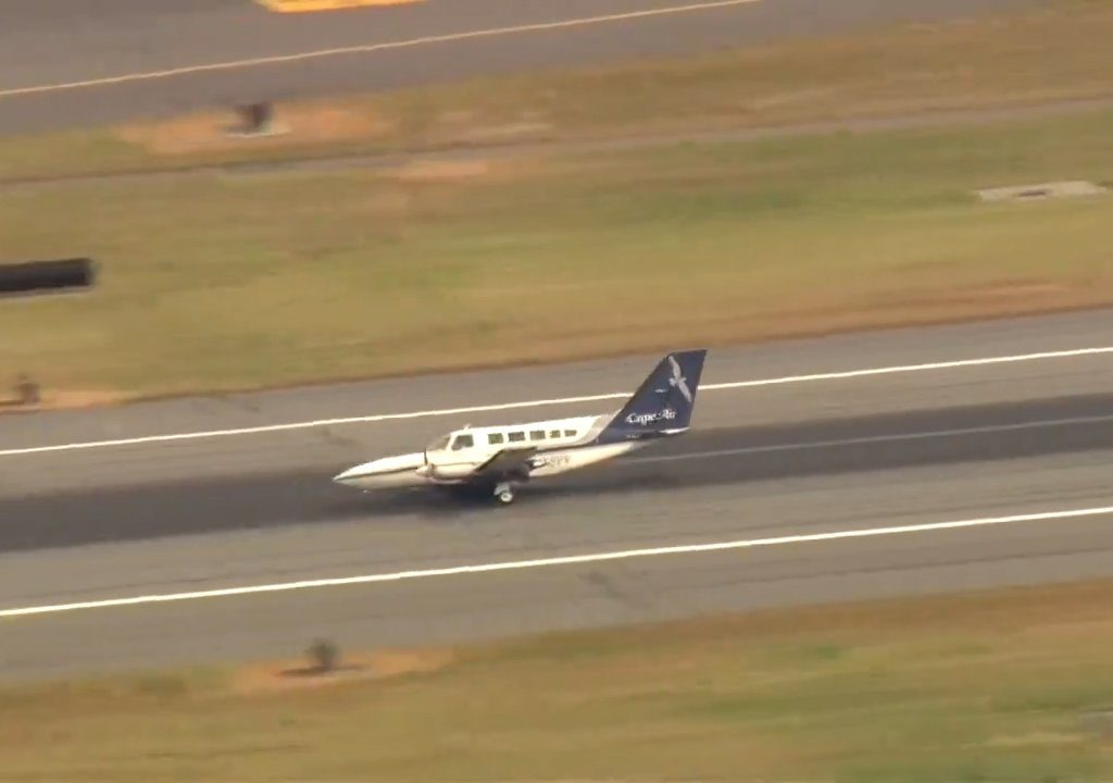 Aereo atterra su una sola ruota: video mostra la manovra del pilota eroe