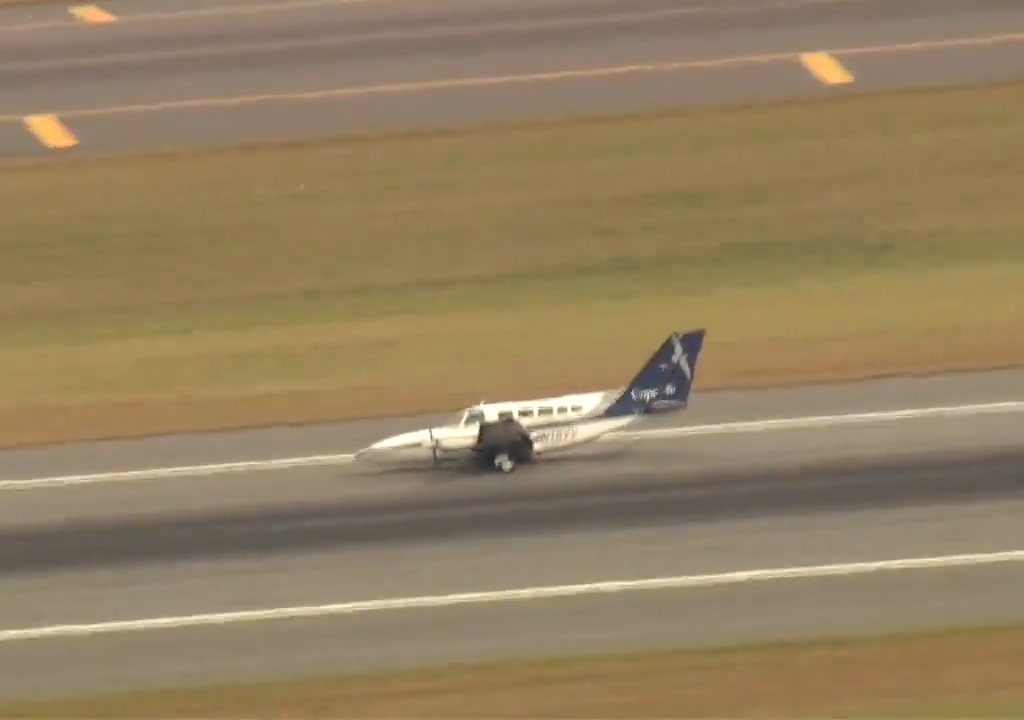 Flugzeug landet auf nur einem Rad: Video zeigt Manöver des Heldenpiloten