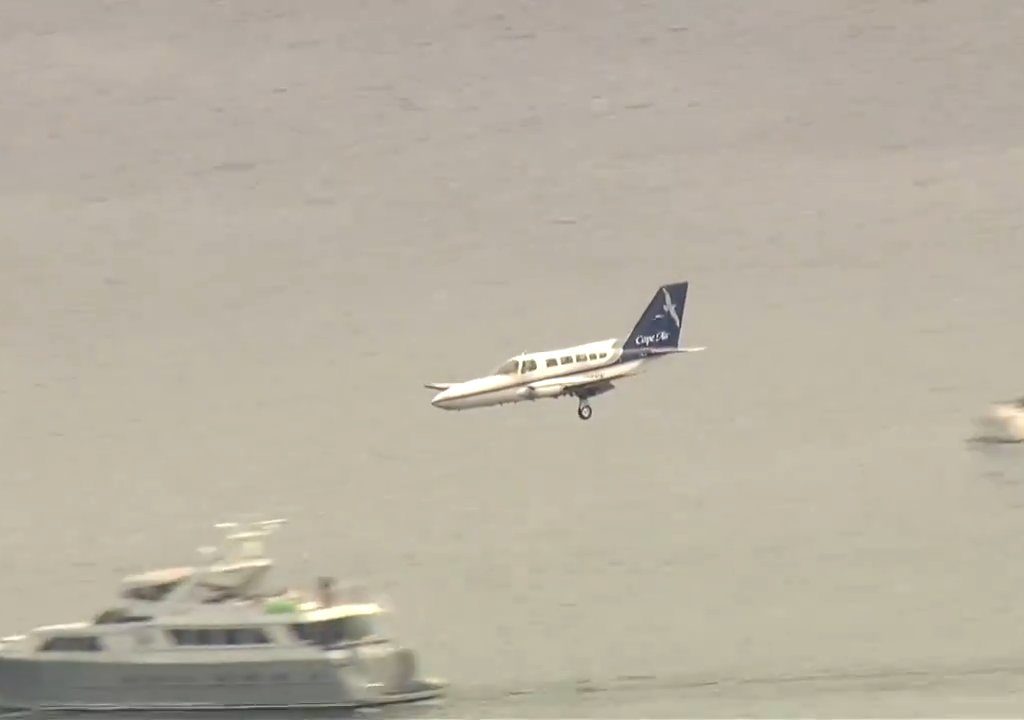 Flugzeug landet auf nur einem Rad: Video zeigt Manöver des Heldenpiloten