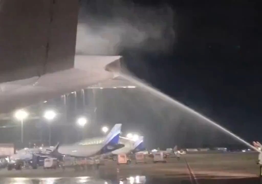 L'avion brûle pendant le ravitaillement mais les passagers sont obligés de monter à bord