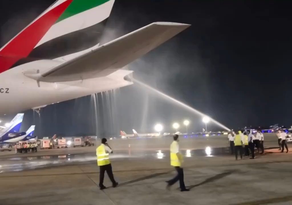 L'avion brûle pendant le ravitaillement mais les passagers sont obligés de monter à bord