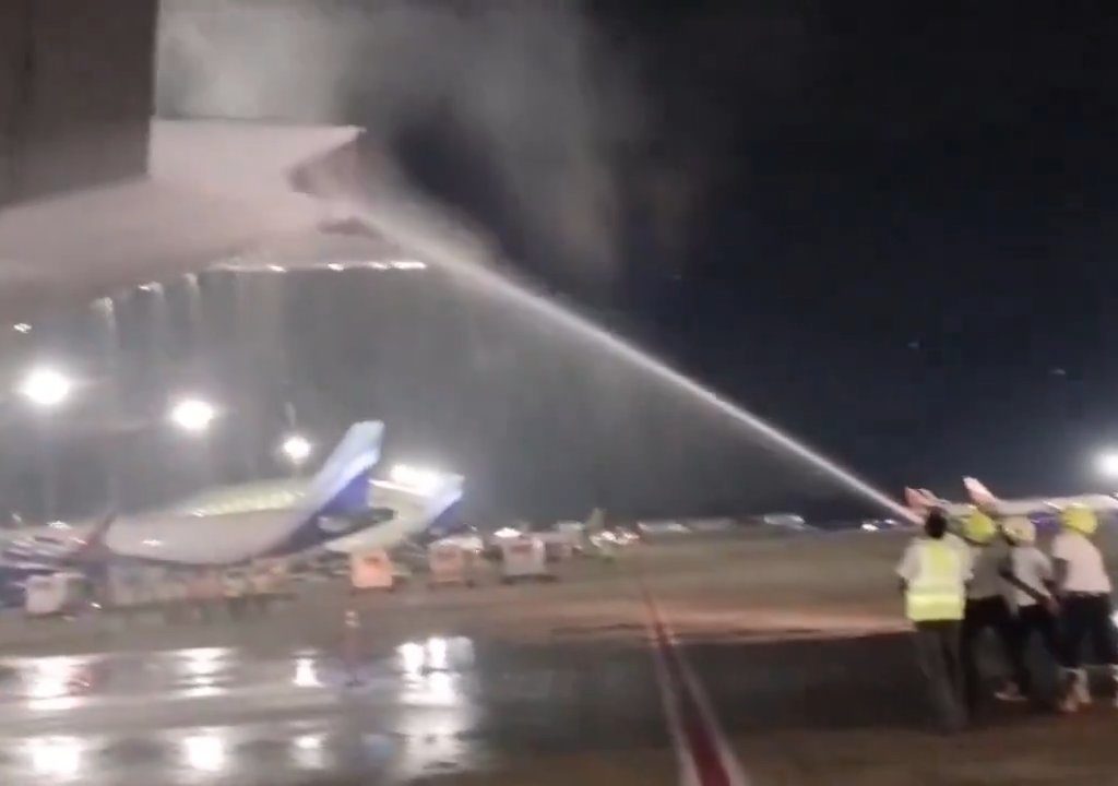 L'avion brûle pendant le ravitaillement mais les passagers sont obligés de monter à bord