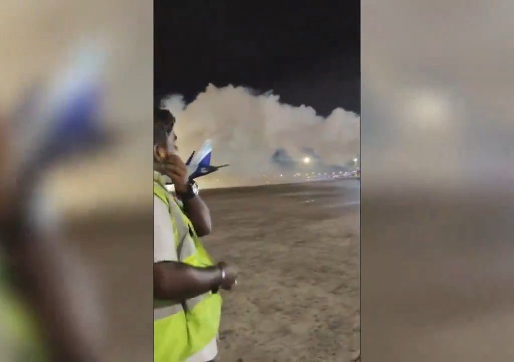 L'avion brûle pendant le ravitaillement mais les passagers sont obligés de monter à bord