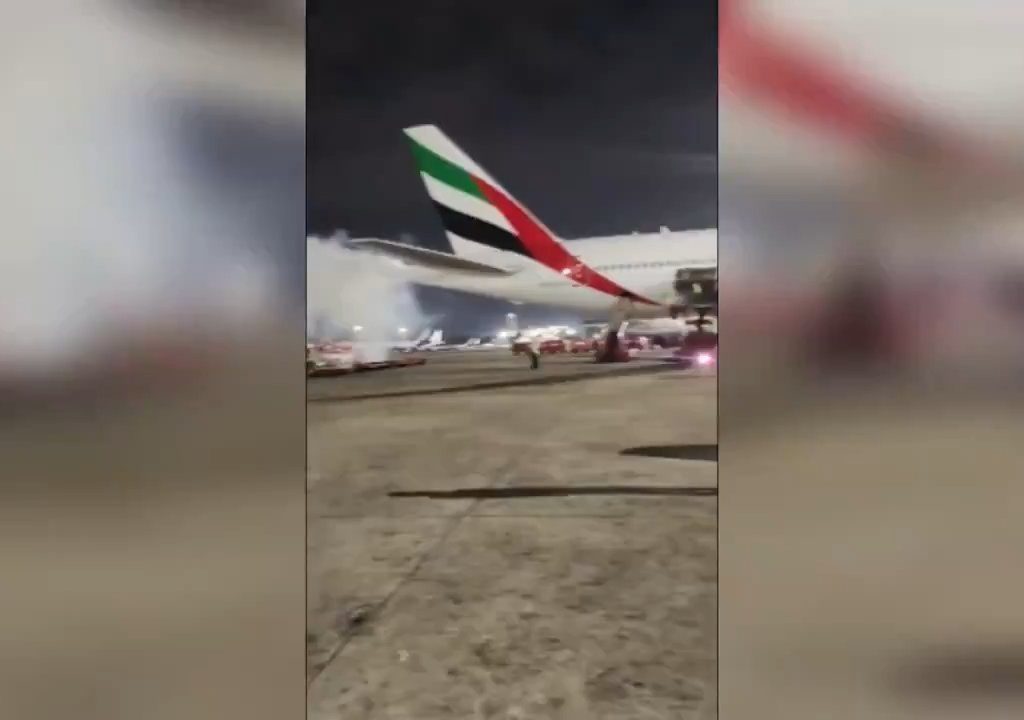 L'avion brûle pendant le ravitaillement mais les passagers sont obligés de monter à bord