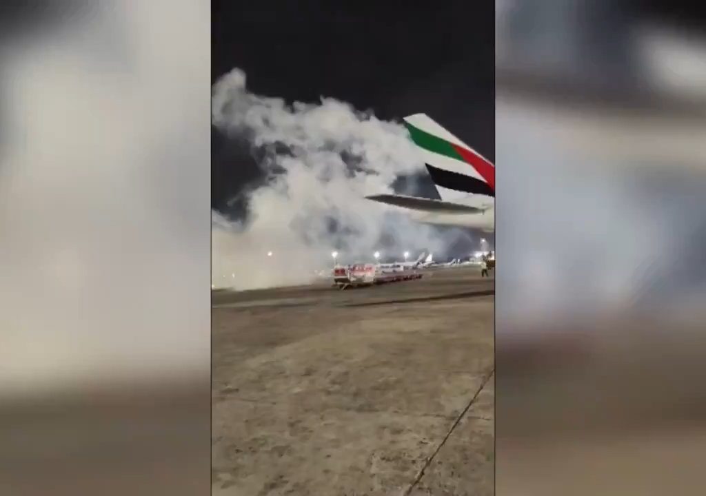 L'avion brûle pendant le ravitaillement mais les passagers sont obligés de monter à bord