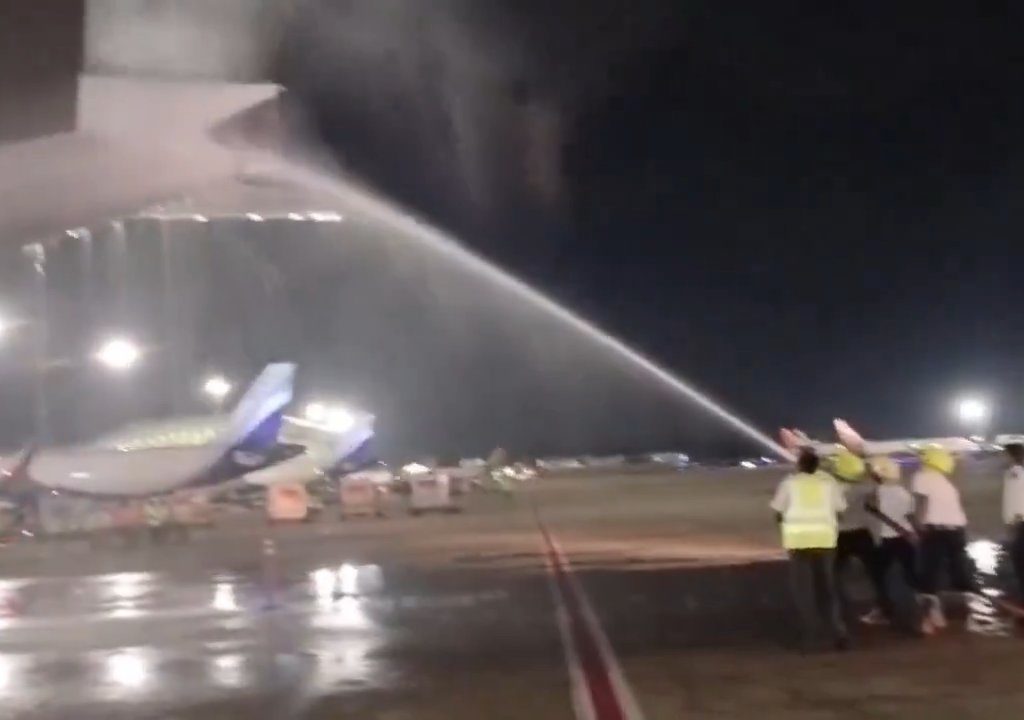 L'avion brûle pendant le ravitaillement mais les passagers sont obligés de monter à bord